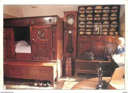 CPM Lit Clos Leonard Horloge Vaisselier et banc Musee de Sizun