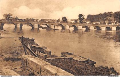 B104703 France Selles sur Cher, Le Pont sur le Cher Bridge Boats