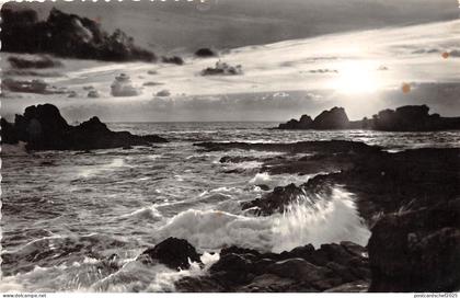 B56076 Lesconil Locher de soleil sur lesrochers  france