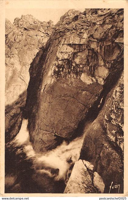 BR73099 pointe du raz les tunnels de l enfer de plogoff  france