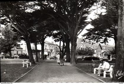 CPA Soulac Sur Mer La Place De I'Eglise