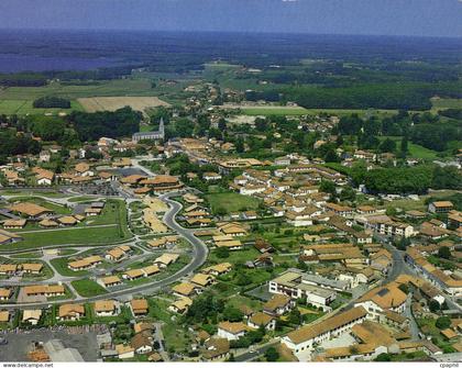 CPM Image de France Landes Soustons vue panoramique sur la ville et au loin son etang