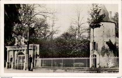 Surgeres - La Porte Renaissance et une des Tours du Chateau - CPA