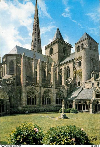 CPA Treguier C du N Le cloitre et la cathedrale