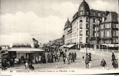 CPA Trouville Le Trouville Palace et les Planches