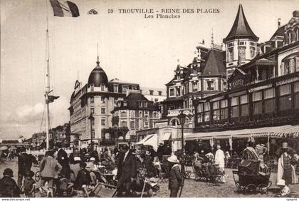 CPA Trouville Les planches