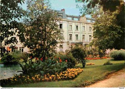 94 - Valenton - Château des Charmilles - Le mille pattes - Vue du Château des Charmilles prise du Parc - Fleurs - Carte