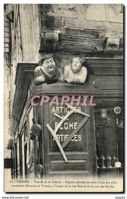 CPA Vannes Vannes et sa Femme Figures Placees au Coin d une des plus anciennes Maisons de Vannes