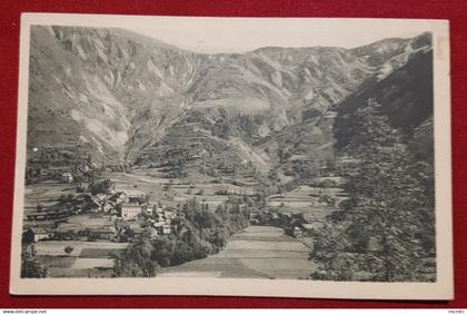 CPA -  Vénosc - Vue générale et la Montagne de l'Alpe de Vénosc