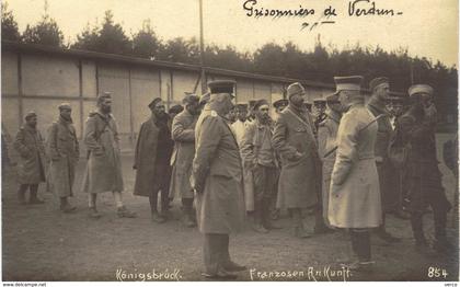 Carte PHOTO  Ancienne  de  PRISONNIERS de VERDUN au CAMP de KÖNIGSBRÜCK