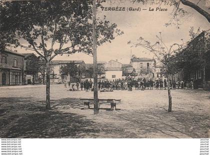 30) VERGEZE (GARD) LA PLACE - (ANIMEE - HABITANTS - 2 SCANS)