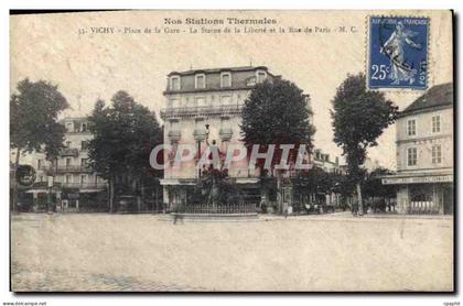 CPA Nos Stations Thermales Vichy Place de la Gare La Statue de la Liberte et la Rue de Paris