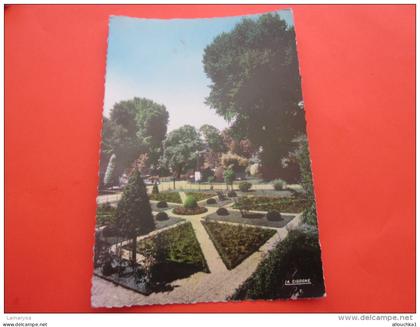 CPSM --Vichy Allier 03 dans les grands parcs jardins à la française
