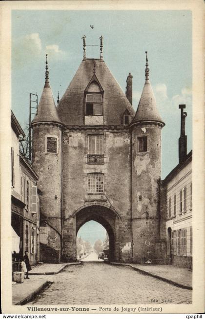 CPA Villeneuve sur Yonne Porte de Joigny interieur