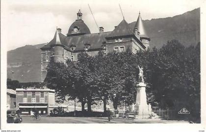 CPSM Vizille Le Château et le Monument du Centenaire