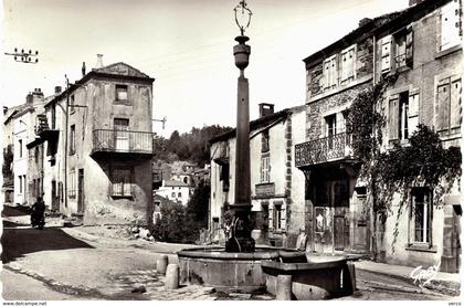 Carte POSTALE Ancienne de  VOLVIC - Vieille fontaine
