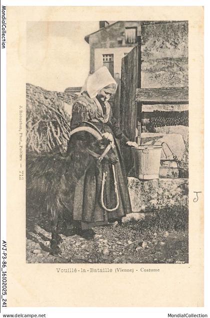 AYJP3-0390-86 - VOUILLE-LA-BATAILLE - Costume