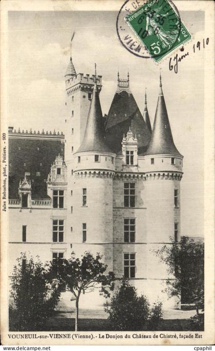 CPA Vouneuil Sur Vienne (Vienne) Le Donjon du Chateau de Chistre facade Est