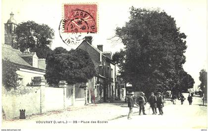 Carte POSTALE  Ancienne de VOUVRAY - Place des écoles