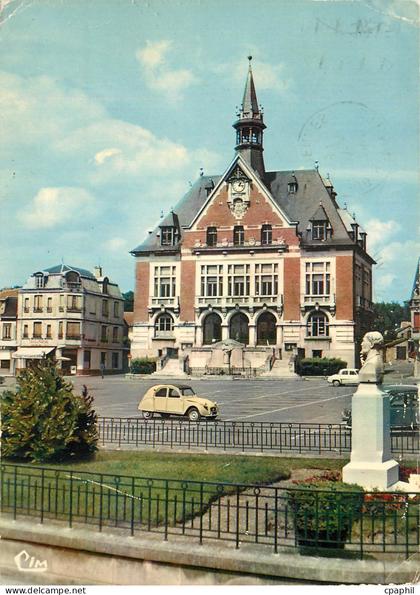 CPM Vouziers (Ardennes) L'Hotel de Ville