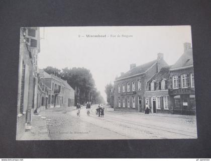 Frankreich um 1910 AK WORMHOUT Rue de Bergues mit Cafe Francais und Soldaten auf dem Fahrrad