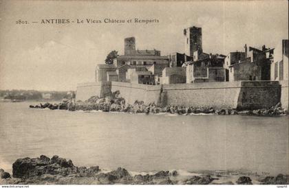 Antibes - Le Vieux Chateau et les Remparts - CPA