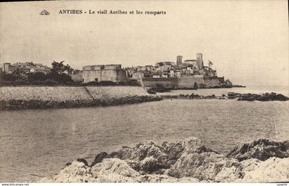 CPA Antibes Le Vieil Antibes et les remparts