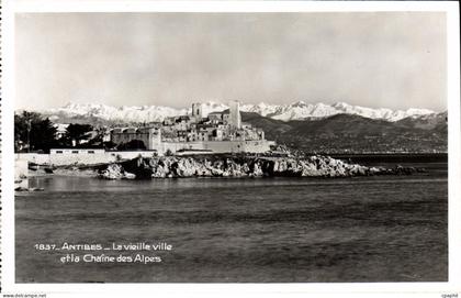 CPA Antibes La Vieille Ville Et La Chaine Des Alpes