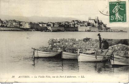 CPA Antibes La Vieille Ville Vue du Port d'Aubernon