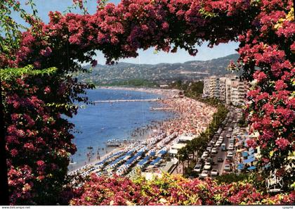 CPM Juan les Pins L'Avenue Guillaumont et la plage