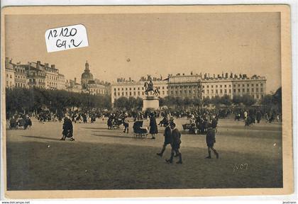 LYON 2- PLACE BELLECOUR