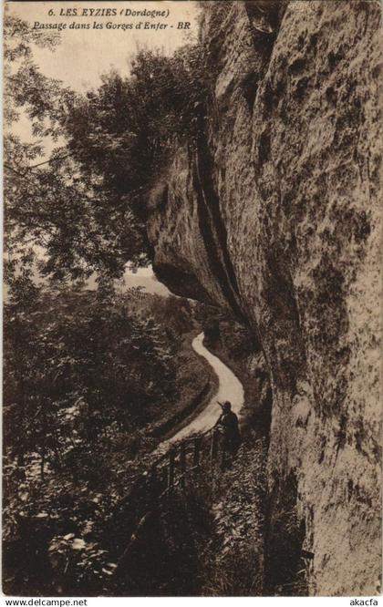 CPA Les Eyzies - Passage dans les Gorges d'Enfer (1081076)