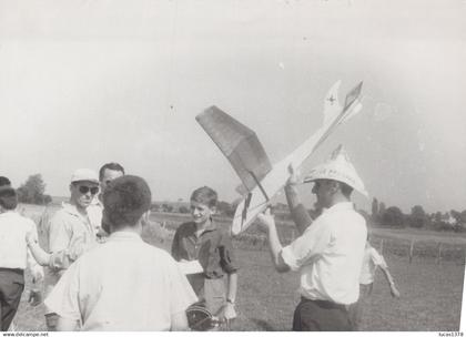 38 / SAINT ANDRE LE GAZ / LES ABRETS / AEROMODELISME  / GRANDE PHOTO ODETTE FAURE / LES ABRETS  / ANNEES 50.80 /
