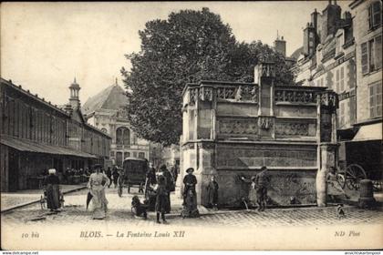 CPA Blois Loir-et-Cher, La Fontaine Louis XII, historische Architektur, Straßenansicht, Persone...
