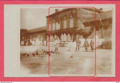 Ripont Marne : Carte photo : Soldats Allemands dans la cour d'une ferme ( Provenance lot Ripont) / Guerre 1914-18