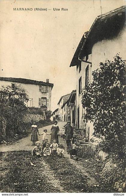 Carte Postale Ancienne - 69 - Marnand - Une Rue - Animée - Oblitération ronde de 1933 - CPA - Voir Scans Recto-Verso - P