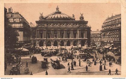[-5%] FRANCE - Paris - Place de l'Opéra, les Stations du Métro et le Théâtre de l'Opéra - Carte Postale Ancienne