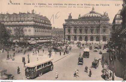 ***   75  ***  PARIS place de l'opéra les stations du Métro TB timbrée pli peu visible
