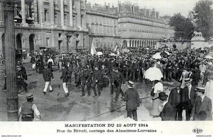 PARIS - MANIFESTATION DU 10 AOUT 1914 - RUE DE RIVOLI < CORTEGE DES ALSACIENS-LORRAINS