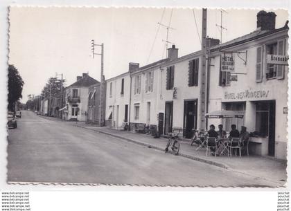 S21-85) SAINT FLORENT DES BOIS (VENDEE) HOTEL DES VOYAGEURS - BAR RESTAURANT KRONENBOURG - EN 1980 - ( 2 SCANS )
