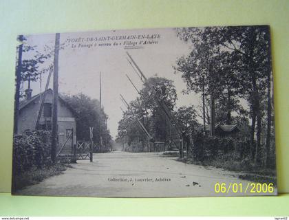 ACHERES (YVELINES) LE PASSAGE A NIVEAU.