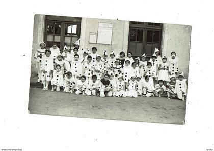AIGUEPERSE ENFANTS DEGUISES EN PIERROT ET COLOMBINE     ( CARTE PHOTO ) 1933