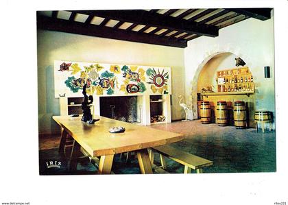 cpm 30 Aigues-Mortes caveau dégustation décor Jean Lurcat céramique Listel vins tête sanglier renard taxidermie tonneau