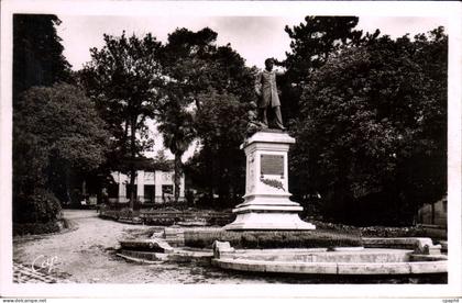 CPA Ales Le Jardin Public