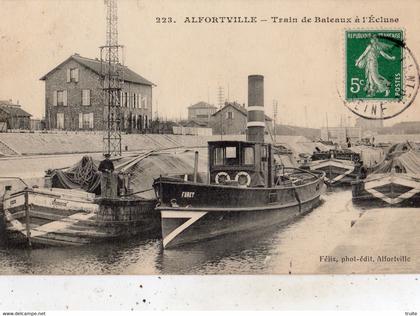 ALFORTVILLE TRAIN DE BATEAUX A L'ECLUSE ( REMORQUEUR " FURET " )