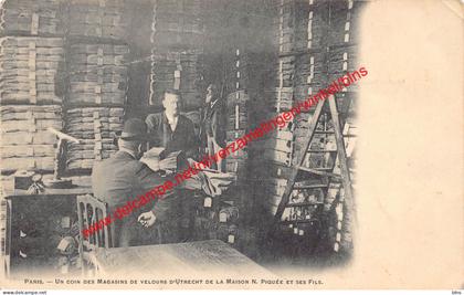 Un coin des Magasins de velours d'Utrecht de la Maison N. Piquée et ses Fils - (75) Paris