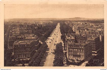 A184 France Paris L'Avenue du Boise de Boulogne Dans de Fond postcard