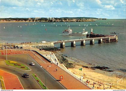 BR49942 Royan le bac reliant royan      France