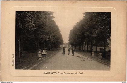 CPA ANGERVILLE - Entrée rue de Paris (384952)