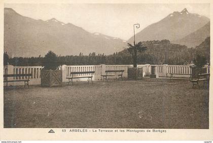 CPA Argeles Gazost la terrasse et les montagnes de bareges